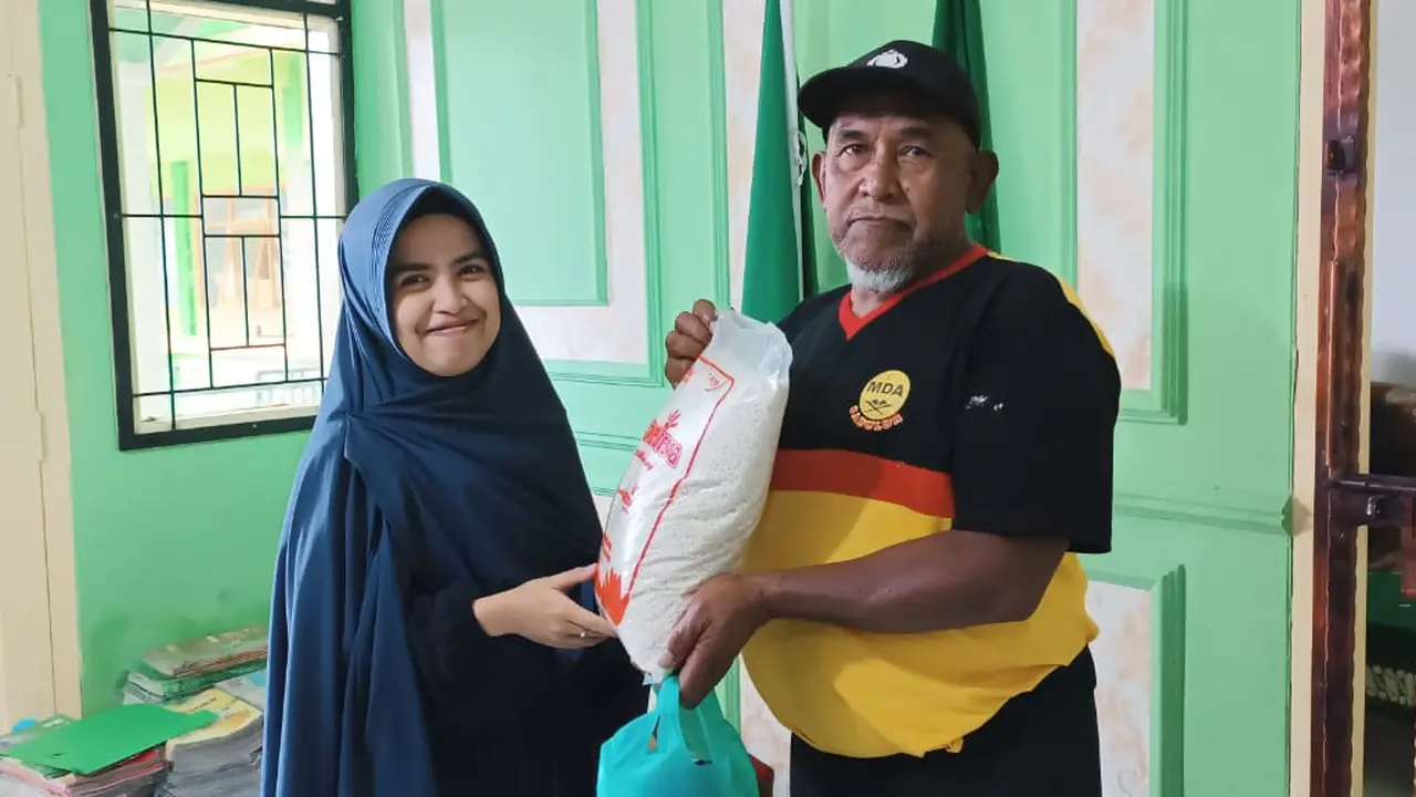 Salah satu petugas Lazismu Garut, Jawa Barat tengah memberikan bantuan kepada warga yang membutuhkan. (Liputan6.com/Jayadi Supriadin)
