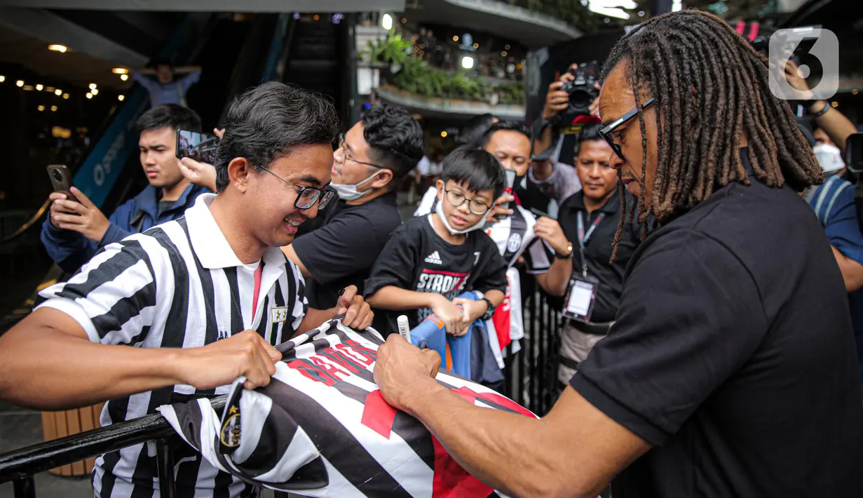 Legenda sepak bola Juventus Edgar Davids membubuhkan tanda tangan pada jersey penggemar saat menghadiri pembukaan Juventus Village di Lippo Mall Kemang, Jakarta Selatan, Jumat (27/1/2023). Juventus Village yang dibuka pada 27-29 Januari 2023 bakal memanjakan fans dengan beragam acara seperti meet and greet dengan Edgar Davids, pameran trofi dan replika ruang ganti hingga game-game menarik. (Liputan6.com/Faizal Fanani)