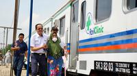 Pemberian pelayan kesehatan bagi warga di dalam kereta oleh PT KAI Divre IV Tanjungkarang. Foto : (Istimewa).