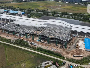 Foto udara suasana pembangunan Stasiun Tegalluar di Kabupaten Bandung, Jawa Barat, Kamis (13/10/2022). Progres pembangunan proyek Kereta Cepat Jakarta-Bandung telah mencapai 88,8 persen dan direncanakan beroperasi pada Juli 2023. (Liputan6.com/Herman Zakharia)