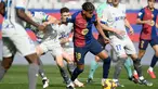Pemain Barcelona, Lamine Yamal berusaha melewati penjagaan dari sejumlah pemain Deportivo Alaves dalam laga lanjutan Liga Spanyol 2024/2025 di Estadi Olimpic Lluis Companys, Barcelona, Spanyol, Minggu (02/02/2025) waktu setempat. (AFP/Josep Lago)
