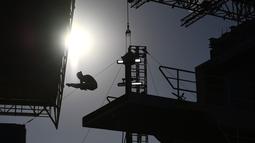 Siluet seorang peloncat indah saat penyisihan nomor menara 10m putri di Maria Lenk Aquatics Stadium, Rio de Janeiro, Brasil, (17/8/2016). (AFP/Martin Bureau)