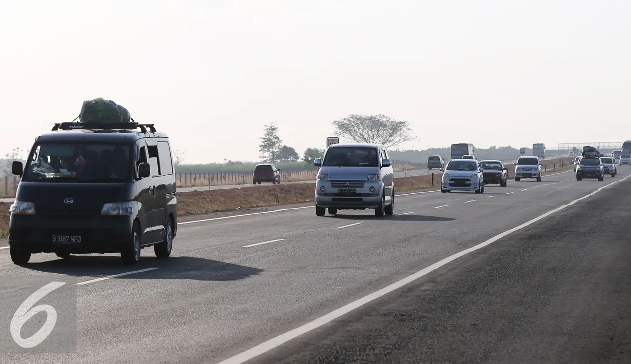 Sejumlah mobil melintas di Tol Cipali, Jawa barat, Senin (13/7/2015). Menjelang H-4 Lebaran, arus lalu lintas di Tol Cipali terlihat lancar. (Liputan6.com/Herman Zakharia)