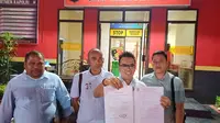 Tim kuasa hukum TKD Prabowo-Gibran menunjukan izin pemasangan Alat Peraga Kampanye dari Dinas Cipta Karya dan Tata Ruang Pemkot Batam di Land Mark Welcome To Batam, Bukit Clara, Batam Center. Foto: liputan6.com/ajang nurdin&nbsp;