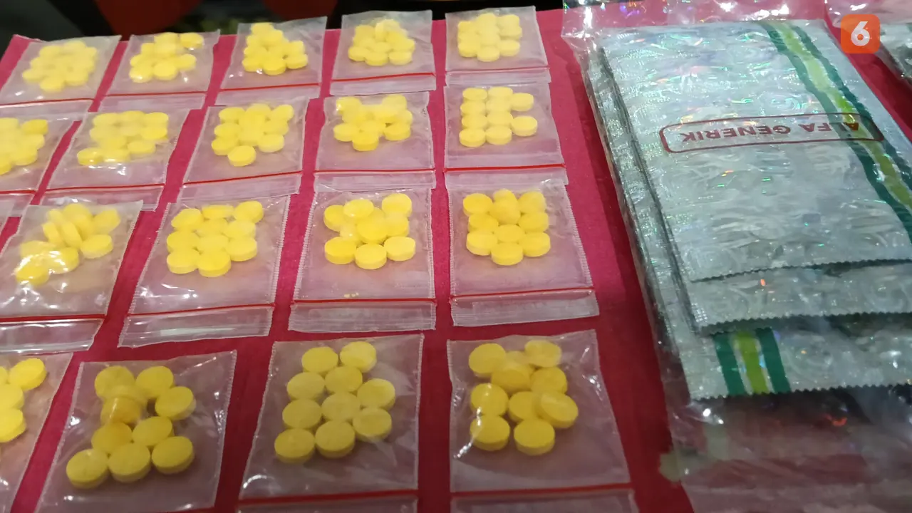 Tramadol dan Hexymer dari Tersangka di Polresta Serkot. (Senin, 20/01/2025). (Yandhi Deslatama/Liputan6.com).