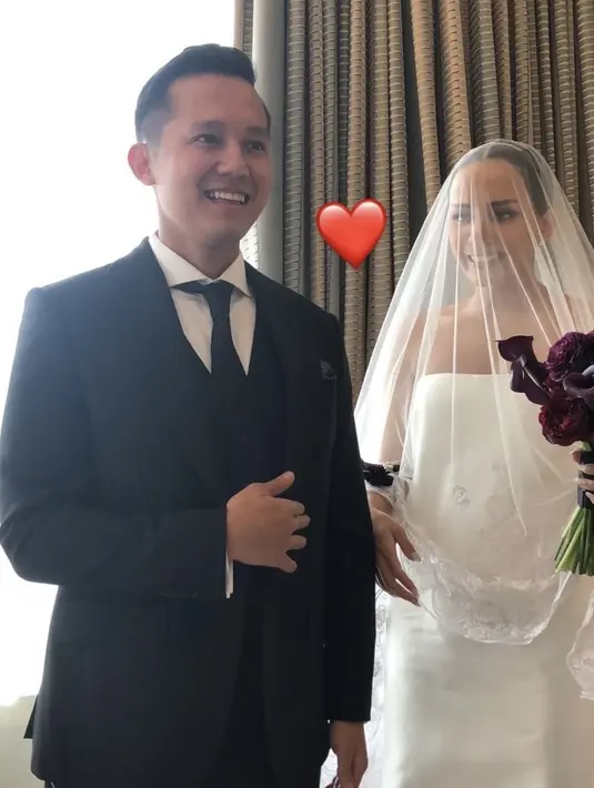 <p>Sedangkan sang suami, tampil mengenakan suit hitam yang serasi dengan dasinya. Dipadukan kemeja putih. @mini.dj</p>