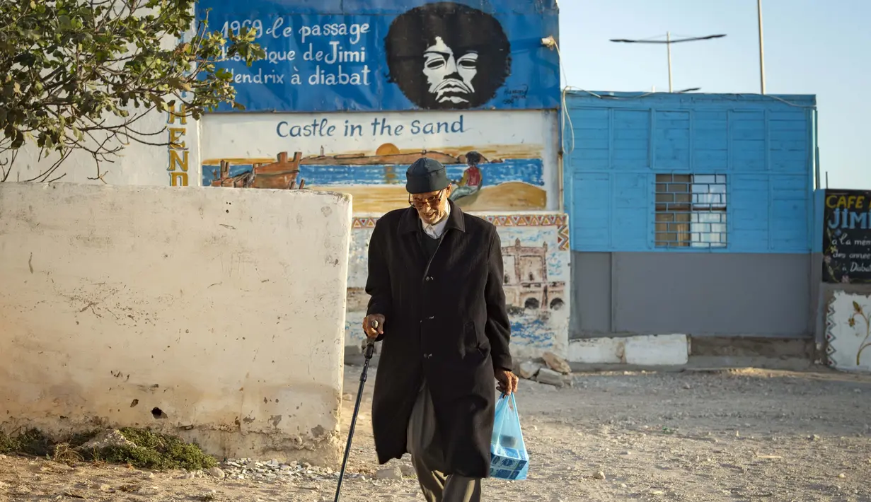 Sebuah poster gitaris AS Jimi Hendrix terlihat di kota pesisir Maroko Essaouira pada 10 September 2020. Sebuah desa di Maroko yang berada di tepi Laut Atlantik masih mengingat jelas sosok legenda gitar itu. (AFP/Fadel Senna)