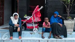 Sejumlah pengungsi atau pencari suaka menunggu panggilan dari pihak UNHCR, Jakarta, Senin (6/2). Sebagian pengungsi mengaku sudah berada di Indonesia lebih dari tiga tahun dan belum mendapatkan kepastian dari UNHCR. (Liputan6.com/Gempur M Surya)