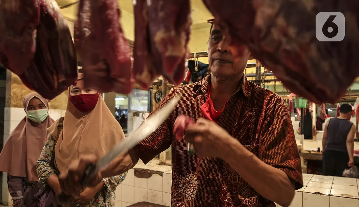 Pedagang daging melayani pembeli di Pasar Kebayoran Lama, Jakarta, Senin (3/5/2021). Pemerintah melalui Menteri Pertanian Syahrul Yasin Limpo menegaskan pihaknya siap melakukan intervensi jika stok daging langka dan terdapat lonjakan harga pada bulan Ramadan. (Liputan6.com/Johan Tallo)