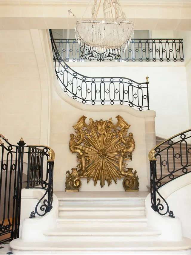 Tangga Besar yang Megah di Maison Vivier, Rumah Warisan Brand Sepatu Mewah Paris Roger Vivier. Dok. Roger Vivier