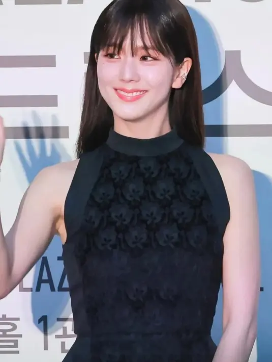 Dipadukan dengan riasan minimalis dan bibir merah merona, penampilannya memancarkan pesona "cool beauty" yang tenang namun penuh daya tarik. [@actressjisoo24].