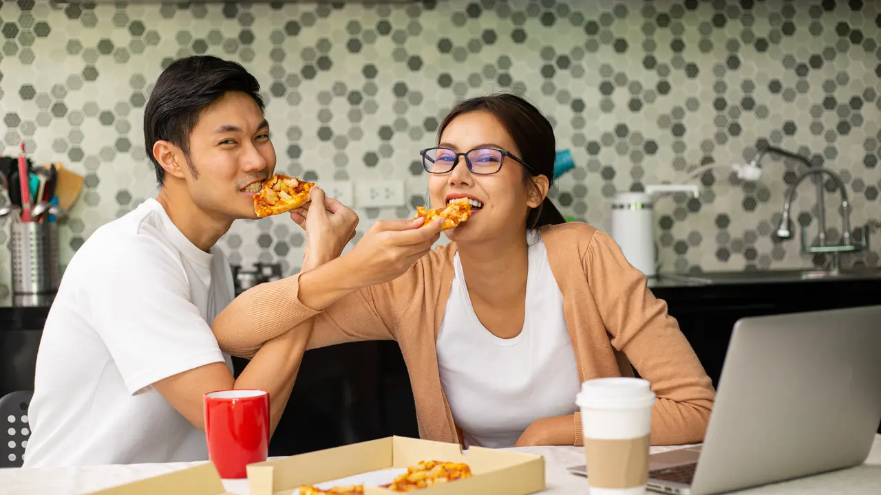 pasangan makan