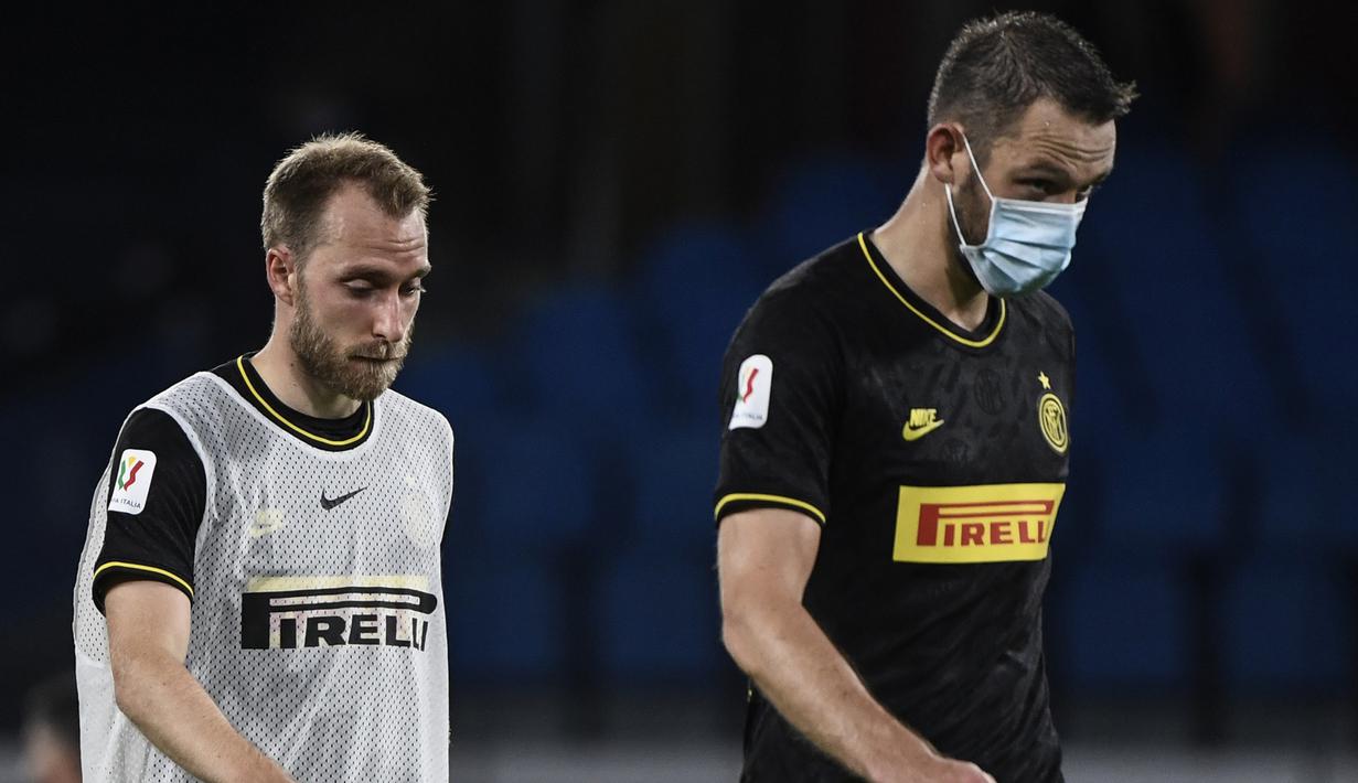 Pemain Inter Milan, Christian Eriksen dan Stefan de Vrij tertunduk lesu usai ditahan imbang Napoli pada laga Coppa Italia di San Paolo, Minggu (14/5/2020). Kedua tim bermain imbang 1-1. (AFP/Filippo Monteforte)