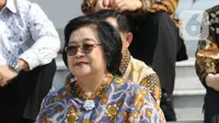 Menteri KLHK pada Kabinet Kerja 2014-2019, Siti Nurbaya diperkenalkan dalam pengumuman menteri Kabinet Indonesia Maju di Istana Merdeka, Jakarta, Rabu (23/10/2019). Siti Nurbaya kembali dipercaya Presiden Jokowi menjabat Menteri KLHK Kabinet Indonesia Maju 2019-2014. (Liputan6.com/Angga Yuniar)