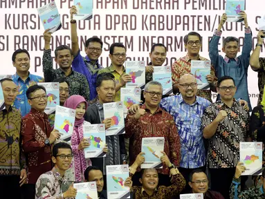 Ketua KPU Arief Budiman bersama Komisioner KPU dan Anggota KPU Seluruh Indonesia foto bersama  usai rapat di Kantor KPU Pusat, Jakarta, Rabu (18/4). Rapat itu membahas penetapan daerah pemilihan dan alokasi kursi anggota DPRD. (Liputan6.com/JohanTallo)
