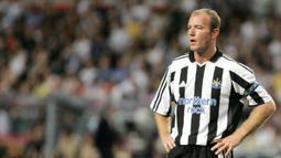 Alan Shearer (Newcastle United) – Keputusan Ruud Gullit mencadangkan pria asal Inggris ini saat laga kontra Sunderland berbuntut panjang. Gullit tidak hanya bersitegang dengan sang pemain tapi juga menjadi musuh fans Newcastle United. (AFP/Samantha Sin)