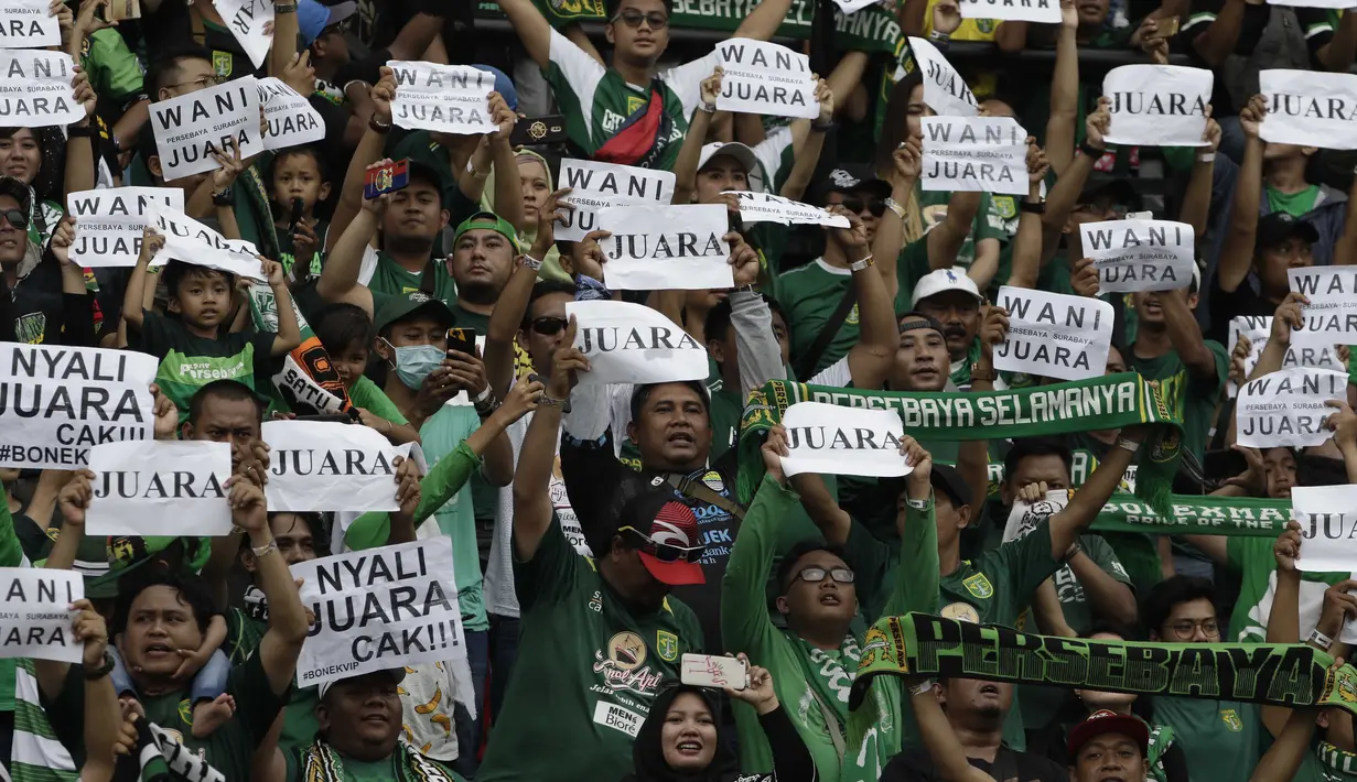 Suporter Persebaya Surabaya saat melawan Arema FC pada laga final Piala Presiden 2019 di Stadion Gelora Bung Tomo, Selasa (9/4). Kedua tim bermain imbang 2-2. (Bola.com/Yoppy Renato)