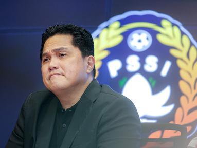 Ketua Umum PSSI, Erick Thohir saat menghadiri konferensi pers mengenai perkembangan Timnas Indonesia Putri yang berlangsung di Stadion Utama Gelora Bung Karno (SUGBK), Senayan, Jakarta, Sabtu (21/09/2024). (Bola.com/Bagaskara Lazuardi)