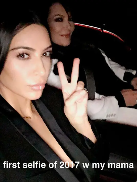 “Mereka (Perampok) menyergapku dari belakang, jadi tak ada jalan keluar,” ucap Kim Kardashian pada kedua saudara perempuannya, Khloe dan Kourtney Kardashian. (doc.hollywoodlife.com)