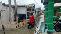 Pemukiman warga di Kampung Muaragembong, Kabupaten Bekasi, terendam air akibat banjir rob, Kamis (14/1/2021). (Liputan6.com/Bam Sinulingga)