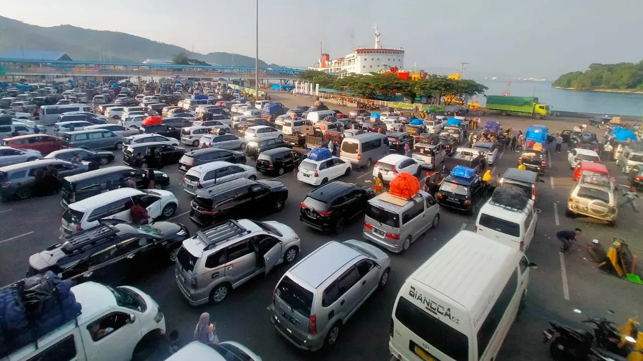 Hampir setengah juta orang telah menyebrang dari Pelabuhan Merak, menuju Pelabuhan Bakauheni untuk mudik