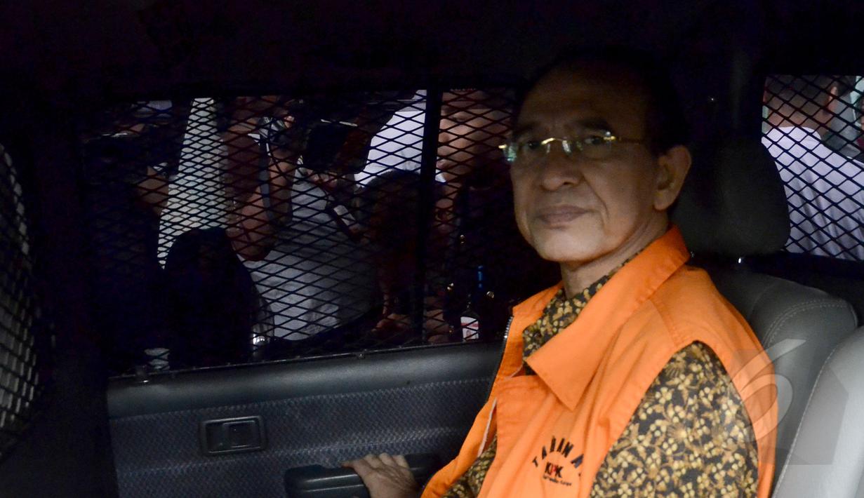 Mantan Menteri Agama Suryadharma Ali memasuki mobil tahanan yang telah menjemputnya usai menjalani pemeriksaan di KPK, Jakarta, Selasa (21/4/2015). SDA diperiksa sebagai tersangka kasus penyelenggaraan haji tahun 2012-2013.(Liputan6.com/Yoppy Renato)