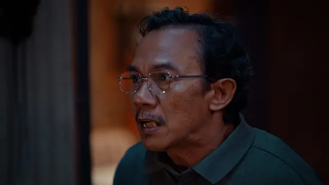 Rukman Rosadi sebagai Abdul, ayah Norma Risma, dalam film Norma: Antara Mertua dan Menantu. (Foto: Dok. Dee Company)