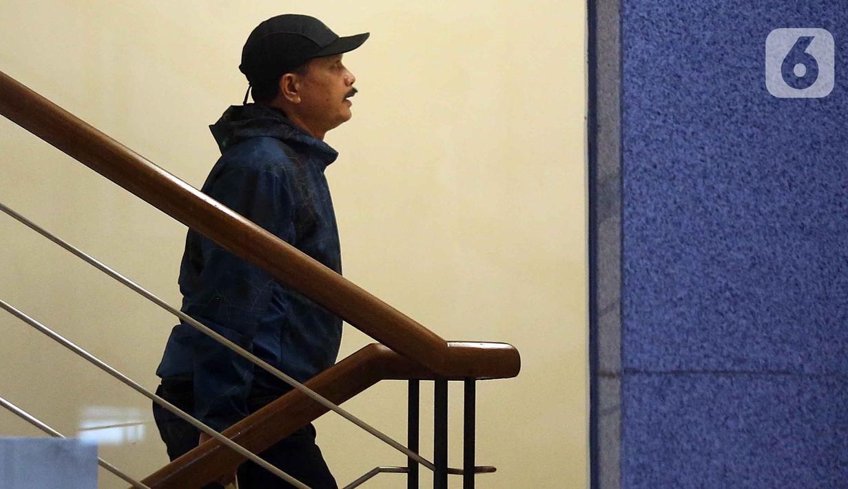 Wali Kota Madiun, Maidi berjalan menuju ruang pemeriksaan di Gedung Merah Putih Komisi Pemberantasan Komisi Pemberantasan Korupsi (KPK), Jakarta, Senin (19/1/2026). (Liputan6.com/Helmi Fithriansyah)