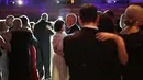 Mike Pence bersama istri, Karen Pence menikmati dansa di Indiana Society Ball, Washington, DC. AS (19/1). Donald Trump dan Mike Pence merupakan anggota dari Partai Republik yang memenangkan Pemilu AS. (Spencer Platt/Getty Images/AFP)