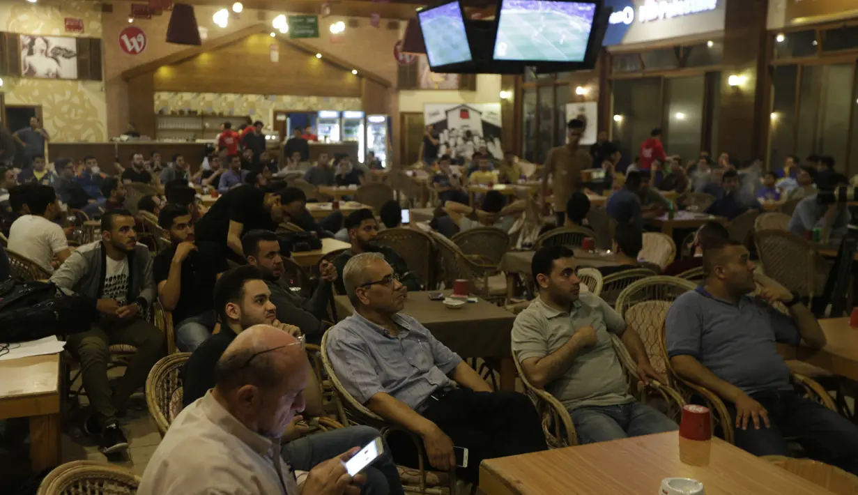 Warga Palestina menonton laga El Clasico antara Barcelona melawan Real Madrid di Gaza City, Minggu (6/5/2018). Konflik perang tak menyurutkan fenomena El Clasico. (AFP/Mahmud Hams)