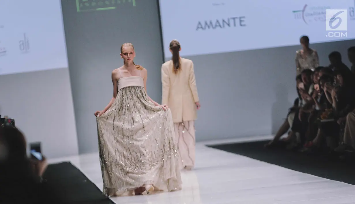 Model berjalan di atas catwalk membawakan busana dari siswa Istituto di Moda Burgo (IMB), Julianto di Jakarta Fashion Week 2018, Jakarta, Jumat (27/10). Julianto mempersembahkan 8 busana yang mengusung tema 'Embrace'. (Liputan6.com/Faizal Fanani)