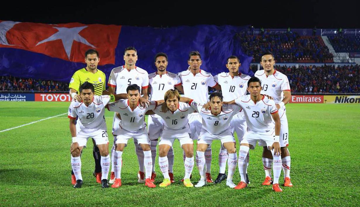 Para pemain Persija Jakarta foto bersama sebelum melawan Johor Darul Ta'zim pada laga AFC Cup di Stadion Hassan Yunos, Johor, Rabu (14/2/2018). JDT menang 3-0 atas Persija. (Media Persija)