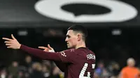 Pemain Manchester City, Phil Foden melakukan selebrasi setelah mencetak gol ke gawang Ipswich Town pada laga lanjutan Liga Inggris 2024/2025 di Portman Road, Ipswich, Inggris, Senin (20/01/2025) dini hari WIB. (AFP/Ben Stansall)