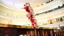 Pemain barongsai unjuk kebolehan di hadapan pengunjung Senayan City, Jakarta, Kamis (8/2). Atraksi barongsai yang telah beberapa kali memenangi kejuaraan internasional ini dalam rangka menyambut Tahun Baru Imlek 2569/2018. (Liputan6.com/Immanuel Antonius)