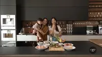 Foto-foto Dapur Rumah Nikita Willy, Elegan dengan Warna Monokrom