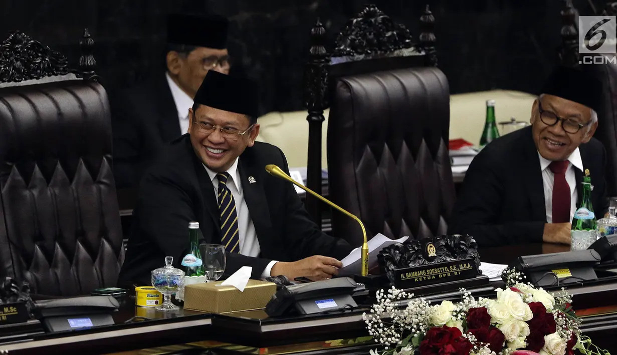 Ketua DPR Bambang Soesatyo (kiri) bersama Wakil Ketua DPR Agus Hermanto memimpin Sidang Paripurna di Gedung DPR, Jakarta, Jumat (16/8/2019). Nantinya DPR akan membahas RAPBN 2020 untuk selanjutnya disahkan menjadi UU. (Liputan6.com/JohanTallo)