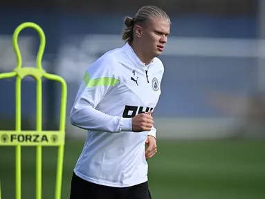 Striker Manchester City, Erling Haaland melakukan pemanasan dalam sesi latihan di City Football Academy, di Manchester, Inggris (5/9/2022). Manchester City akan bertanding melawan Sevilla pada Grup G Liga Champions di Estadio R. Sanchez Pizjuan. (AFP/Oli Scarff)