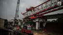 Kondisi crane pengerjaan proyek double-double track kereta api di Jatinegara yang ambruk, Jakarta, Minggu (4/2). Usai ambruknya crane warga pun dilarang mendekat ke lokasi kejadian. (Liputan6.com/Faizal Fanani)