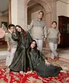 Keluarga Nia Ramadhani tampil dengan nuansa hijau, ia dan putrinya mengenakan dress hijau emerald. Sedangkan anggota keluarga pria mengenakan baju kemeja koko bermotif hijau lebih terang. [@geulis.id]