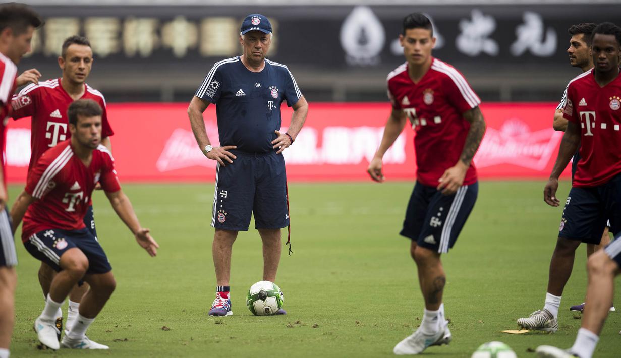 Pelatih Bayern Munchen, Carlo Ancelotti, memimpin langsung sesi latihan di Shanghai, Selasa (18/7/2017). Bayern Munchen akan menghadapi Arsenal pada laga turnamen pramusim bertajuk International Champions Cup. (AFP/Johannes Eisele)