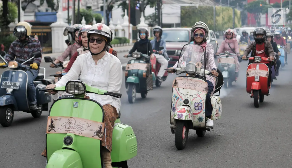 Anggota komunitas Vespa se-Jabodetabek saat konvoi dalam rangka memperingati Hari Kartini di Jakarta, Minggu (21/4). Dalam konvoi ini para pengendara vespa mengenakan kebaya bagi perempuan dan batik serta lurik bagi laki-laki. (merdeka.com/Iqbal Nugroho)