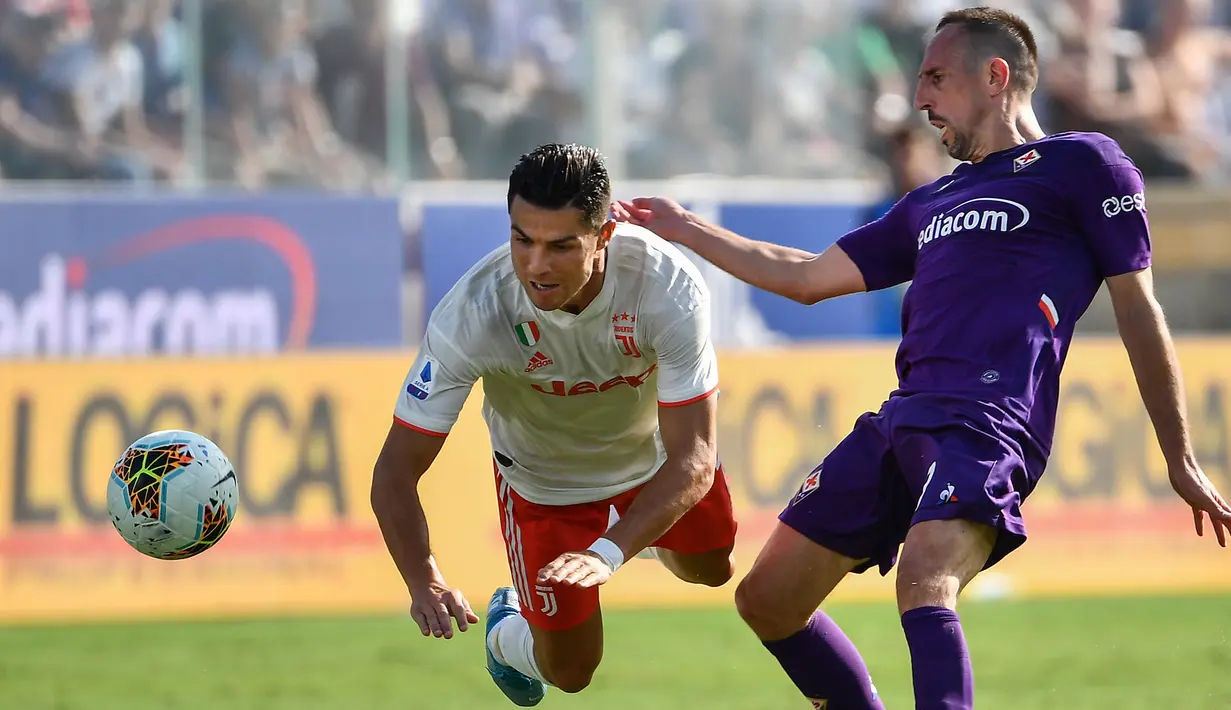 Striker Juventus, Cristiano Ronaldo, berebut bola dengan gelandang Fiorentina, Franck Ribery, pada laga Serie A di Stadion Artemio Franchi, Florence, Sabtu (14/9). Kedua klub bermain imbang 0-0. (AFP/Vincenzo Pinto)