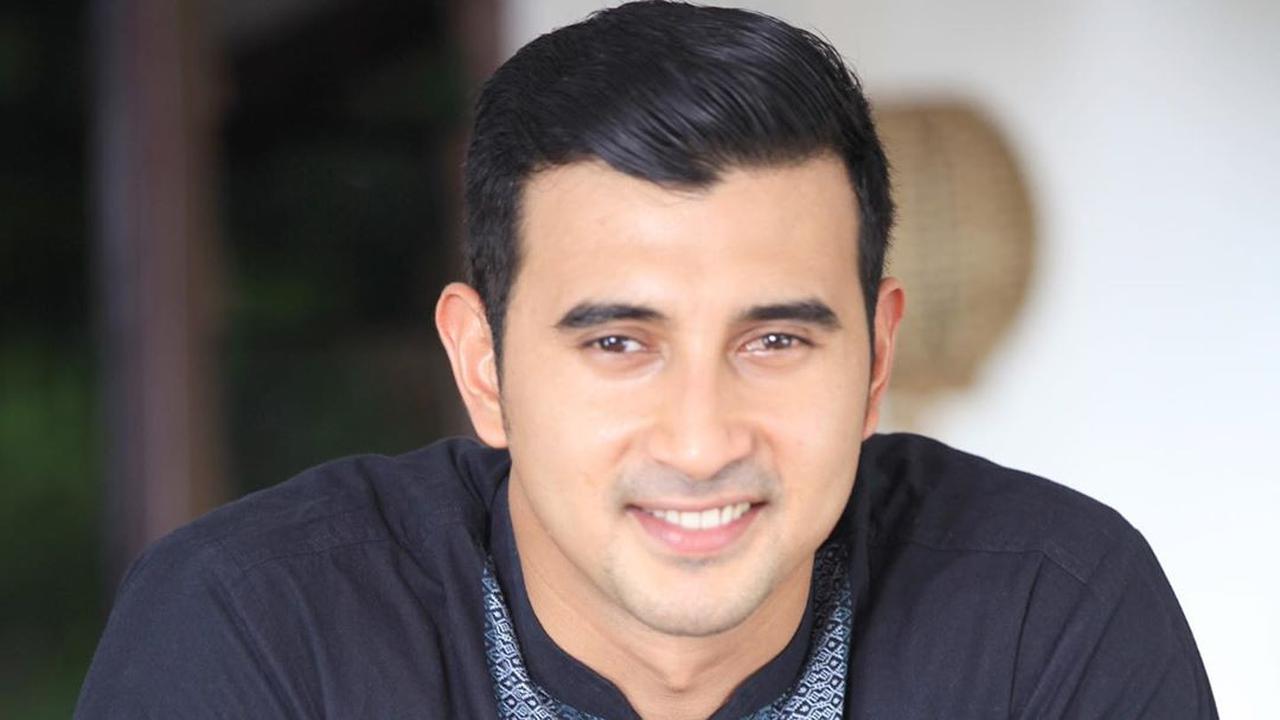 7 Potret Seleb Tampan dengan Busana Muslim Ini Alim Banget