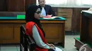 Assyifah Ramadani tengah bersiap membacakan pembelaannya dalam sidang Pengadilan Negeri Jakarta Pusat, Selasa (18/11/2014). (Liputan6.com/Faisal R Syam)