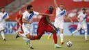 Striker Belgia, Romelu Lukaku, berebut bola dengan pemain Yunani, Giorgos Tzavellas, pada laga uji coba di Stadion King Baudouin, Jumat (4/6/2021). Kedua tim bermain imbang 1-1. (AP/Francisco Seco)