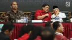 Ketua Majelis Ulama Indonesia (MUI), KH Maruf Amin (kiri) berbincang dengan Wakil Ketua DPR RI Utut Adianto (tengah) di sela Focus Group Discussion di Jakarta, Jumat (27/4). (Liputan6.com/Angga Yuniar)