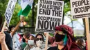 Para pengunjuk rasa pro-Palestina memegang papan-papan bertuliskan dukungan dalam sebuah aksi unjuk rasa di depan Massachusetts Institute of Technology (MIT) di Cambridge, Massachusetts, pada 28 Mei 2024. (Joseph Prezioso/AFP)