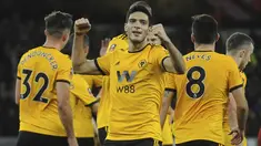 Pemain Wolverhampton Wanderers, Raul Jimenez, melakukan selebrasi usai mencetak gol ke gawang Liverpool pada laga Piala FA di Stadion Molineux, Senin (7/1). Liverpool takluk 1-2 dari Wolverhampton Wanderers. (AP/Rui Vieira)