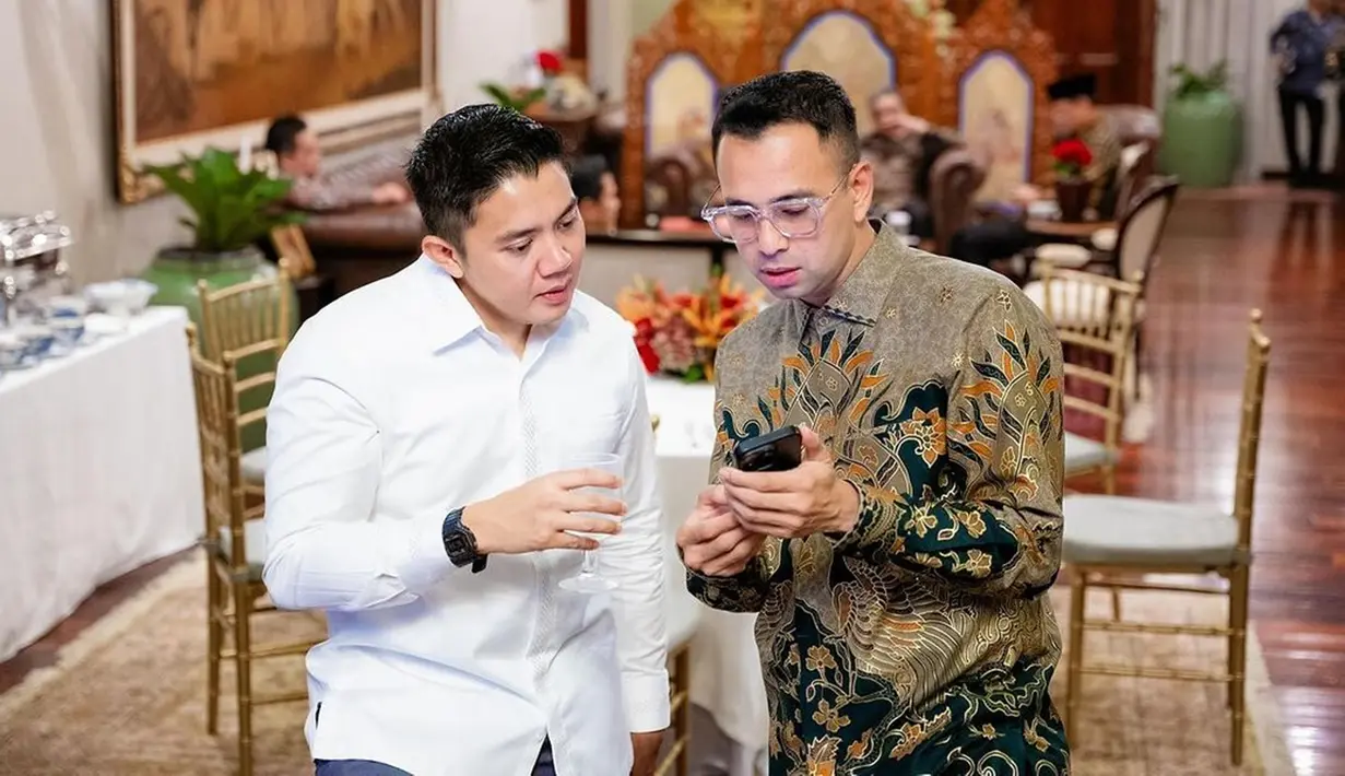 Raffi Ahmad sudah bersahabat dekat dengan Mayor Teddy sejak pemilik nama asli Teddy Indra Wijaya itu menjadi ajudan Prabowo Subianto saat masih menjadi Menteri Pertahanan. Raffi memamerkan potretnya dengan Mayor Teddy dan menanyakan kepada netizen apakah ada yang mau titip salam untuknya. (Liputan6.com/IG/@raffinagita1717)