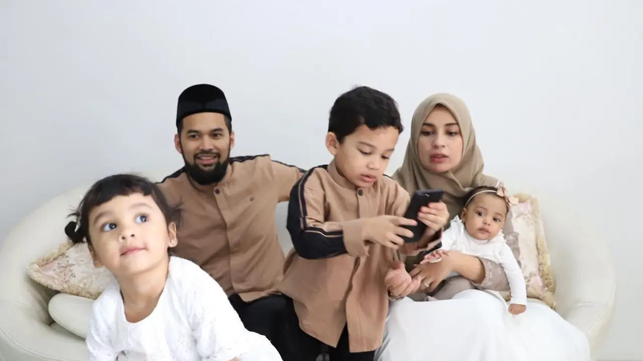 Momen kekaraban keluarga Teuku Wisnu dan Shireen Sungkar bersama ketiga anak.